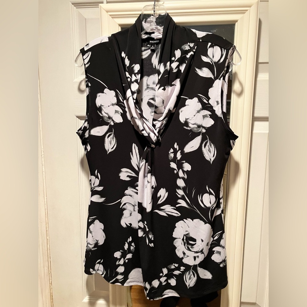 Premise Women’s XL Black & White Floral Sleeveless Knot Front Top.